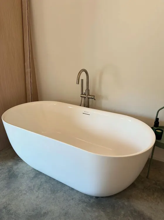 Freestanding bath with a floor-standing tap
